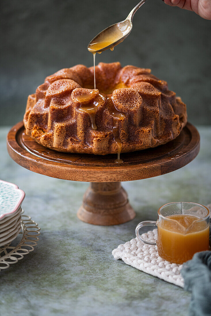 Rumkuchen mit Karamell-Sirup