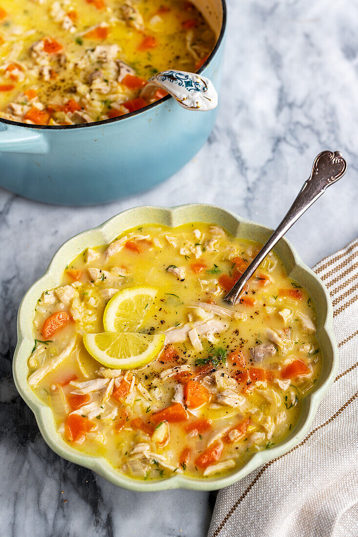 Avgolemono Suppe mit Huhn, Zitrone und Dill (Griechenland)