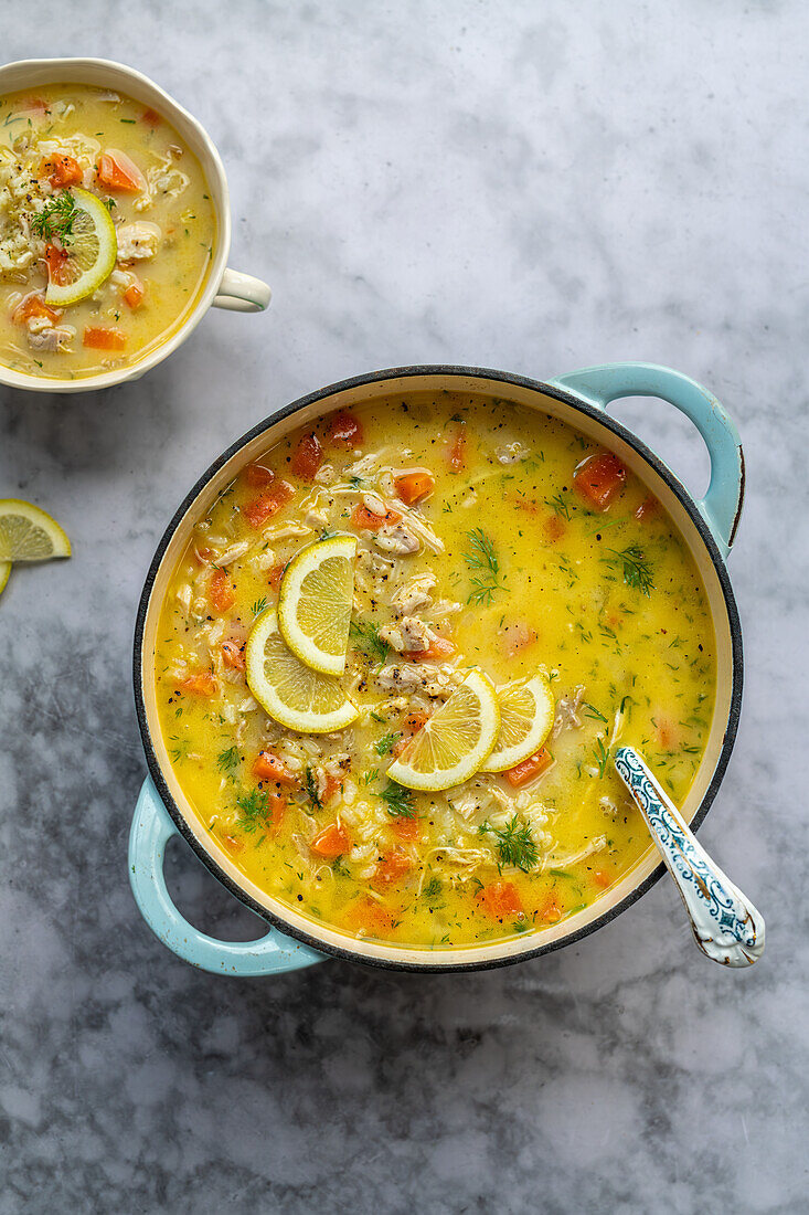 Avgolemono Suppe mit Huhn, Zitrone und Dill (Griechenland)