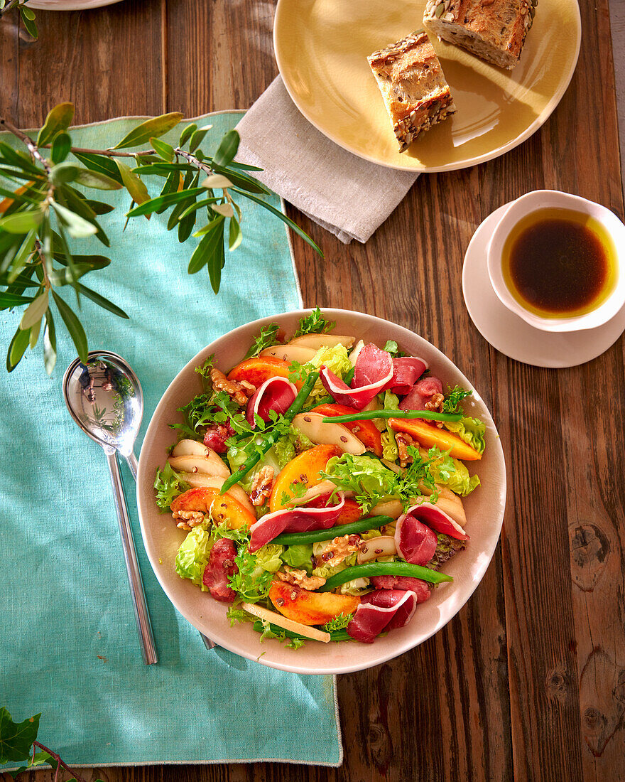 Salat mit Schinken und Früchten