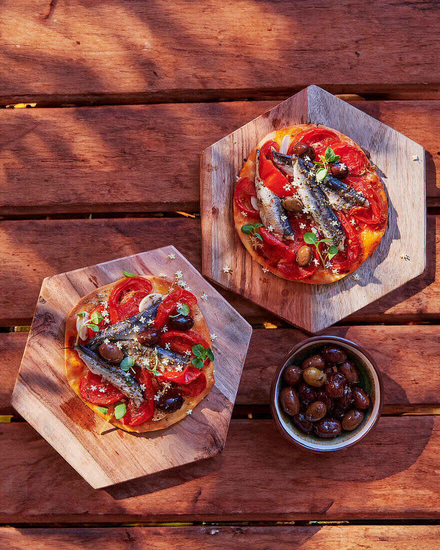 Pizzette mit Sardinen, Tomaten und Oliven