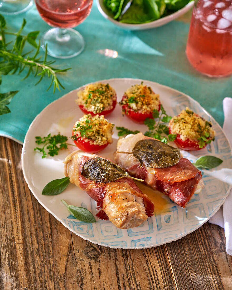 Saltimbocca von der Pute mit gefüllten Tomaten