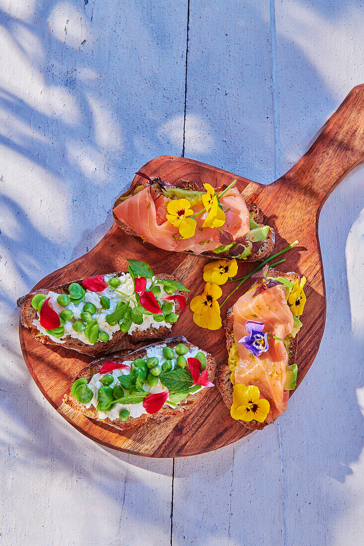 Dreierlei Tartines mit Avocado, Ziegenkäse und Räucherlachs