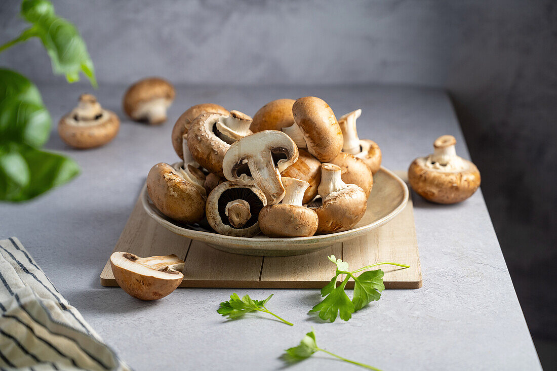 Frische Champignons auf Teller