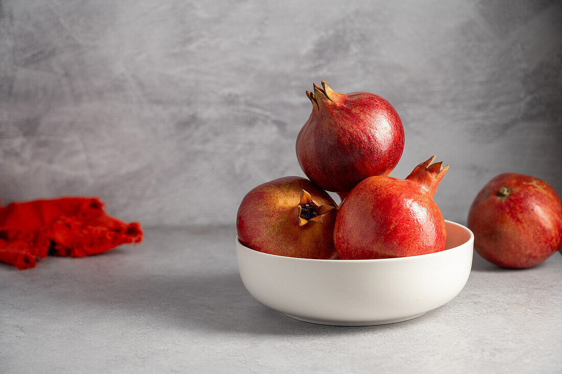 Frische Granatäpfel in Schüssel