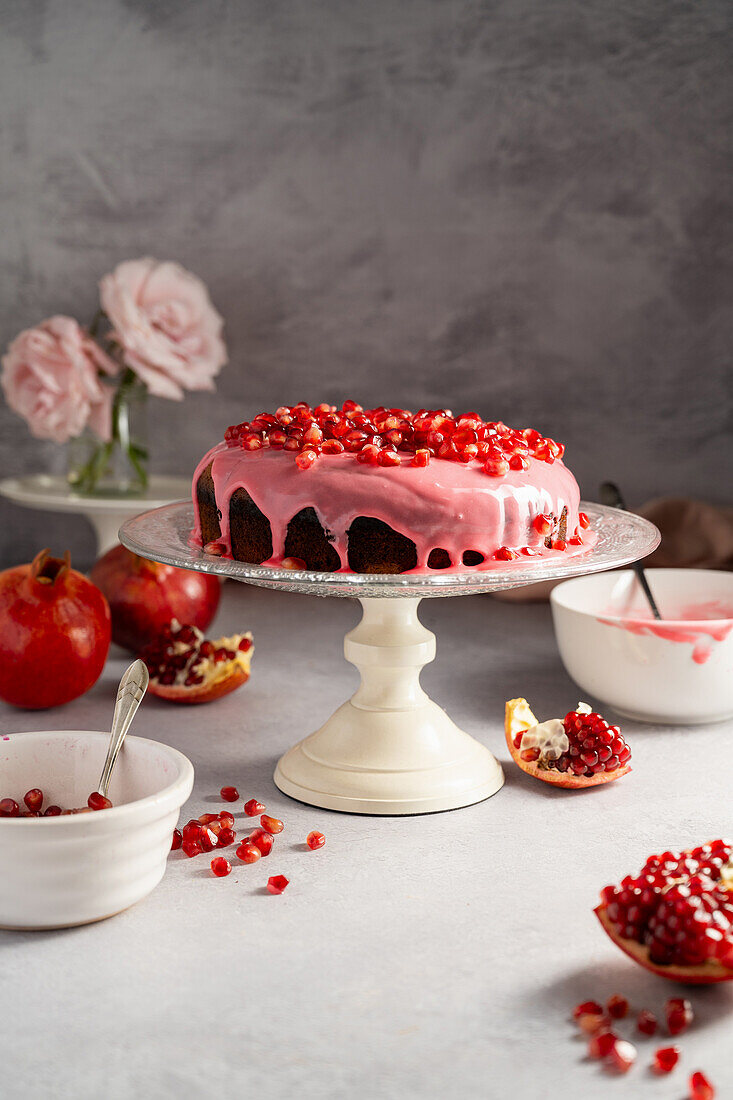 Granatapfelkuchen mit rosa Zuckerguss