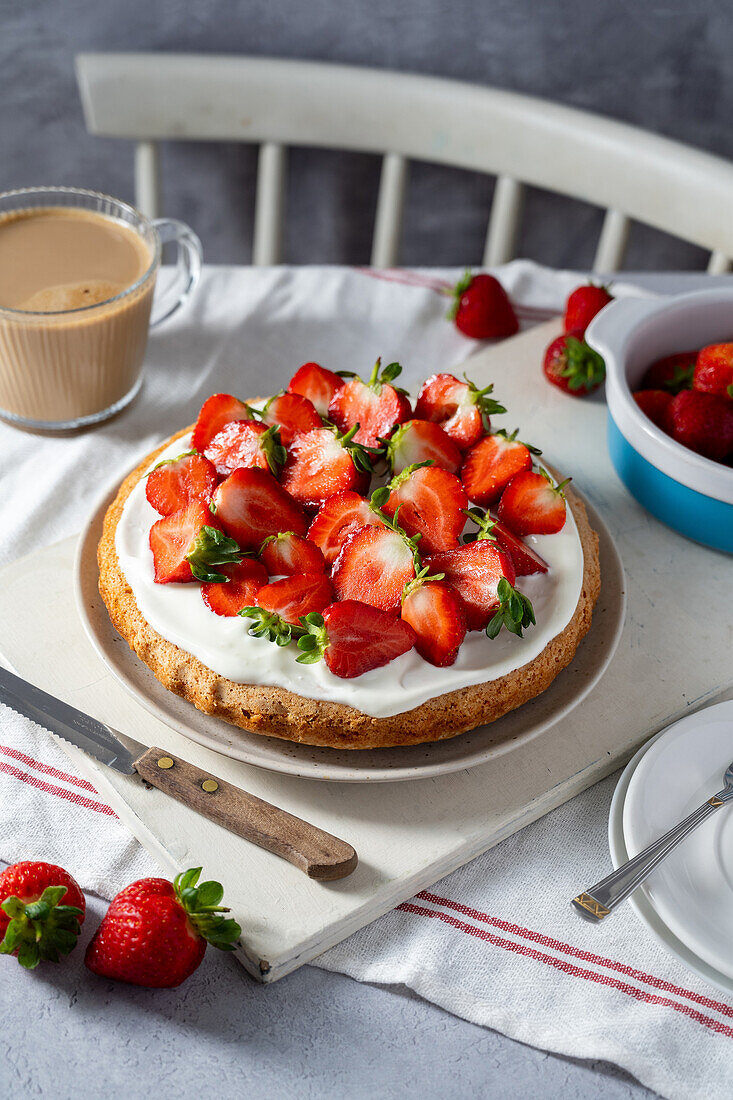 Erdbeerkuchen mit Sahne