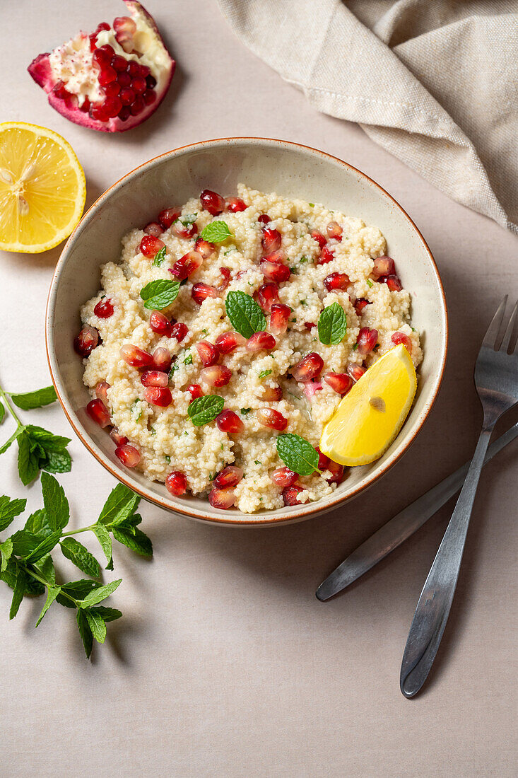 Granatapfel-Couscous mit frischer Minze