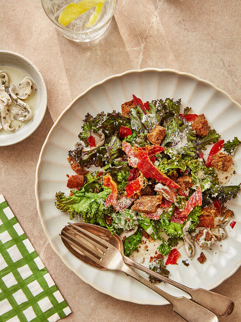 Grünkohlsalat mit Croûtons und geröstetem Speck