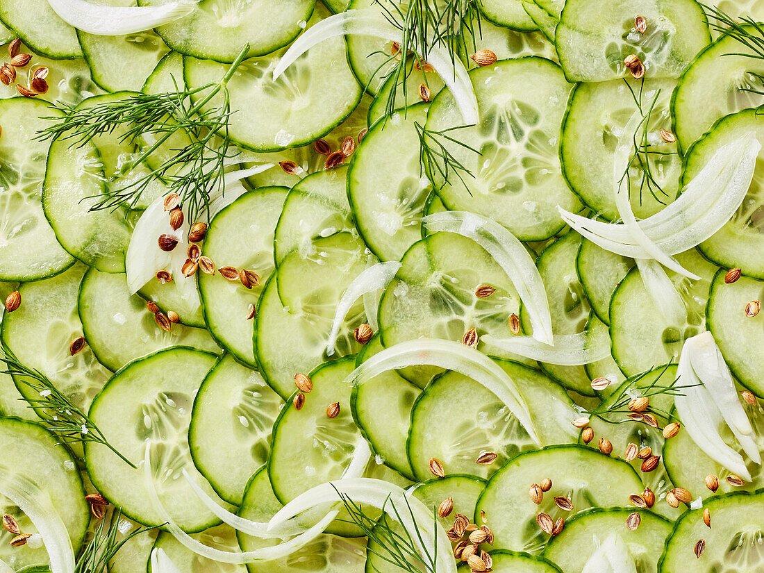 Gurkenscheiben mit Zwiebeln, Dill und Koriander