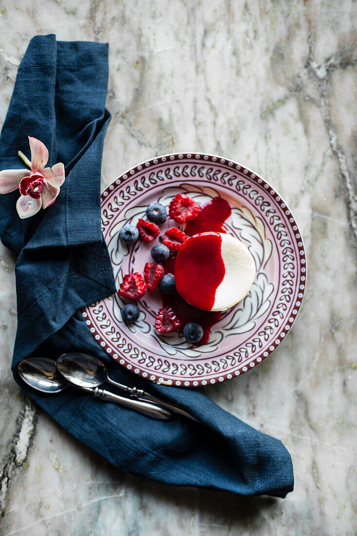 Mini lemon cheesecake with raspberry and rose sauce