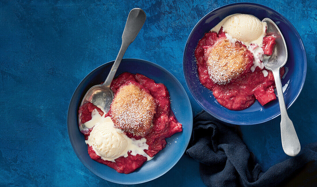 Gewürzknödel mit Rhabarberkompott und Vanilleeis