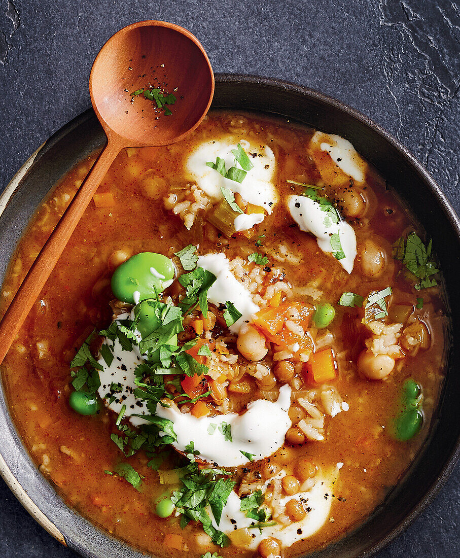 Gemüse-Harira-Suppe mit Joghurt und Kräutern