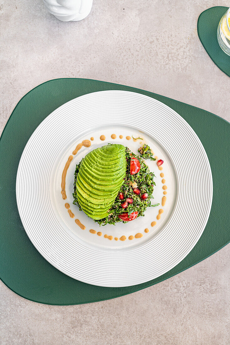 Tabbouleh-Salat mit Grünkohl, Avocado und Granatapfelkernen