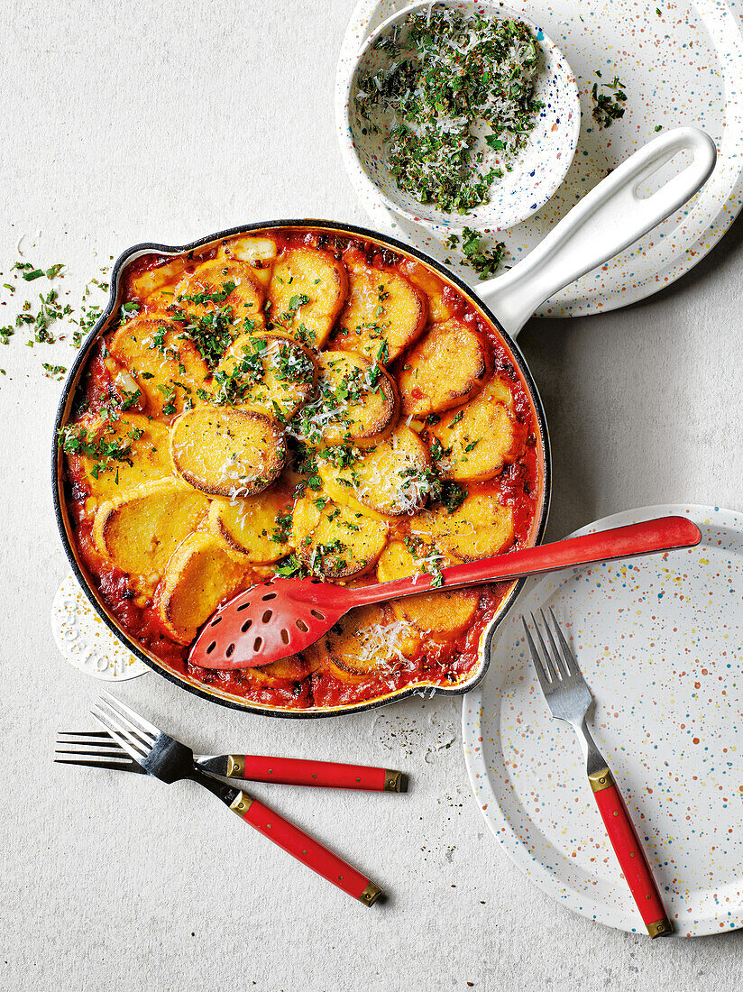 Überbackene Polenta mit Käse und Tomatensauce