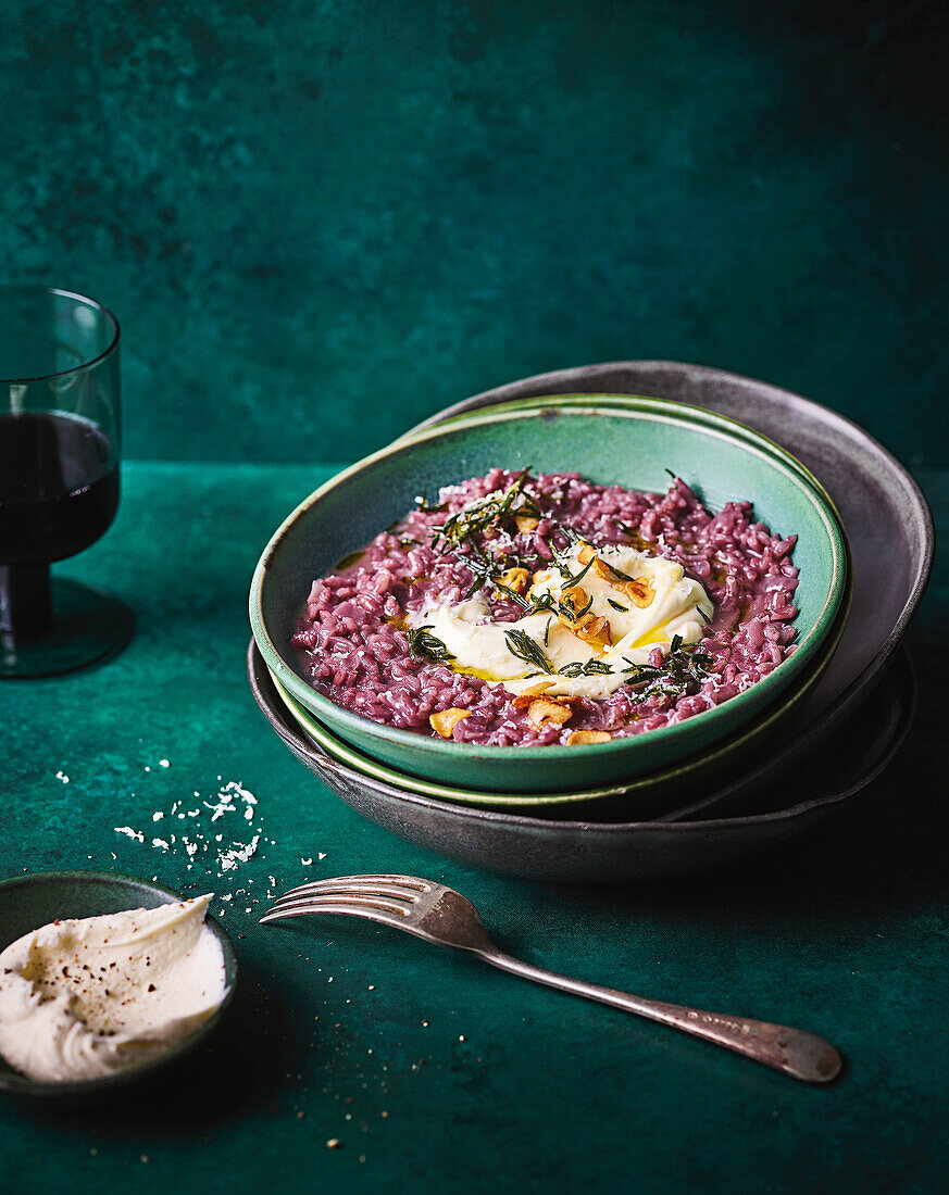 Rotwein-Risotto mit Rosmarin und Burrata