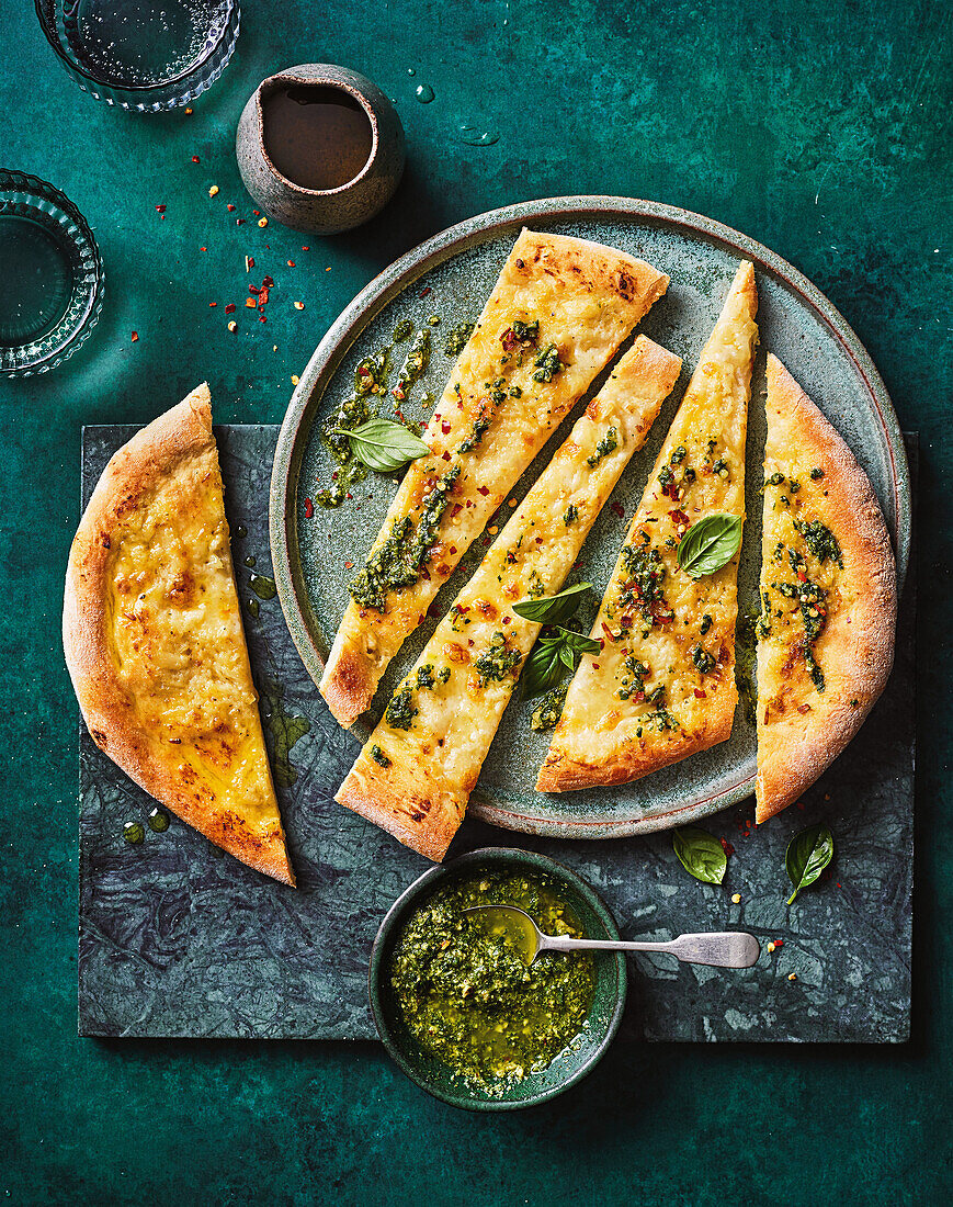 Pizza mit geröstetem Knoblauch, Mascarpone und Winterpesto