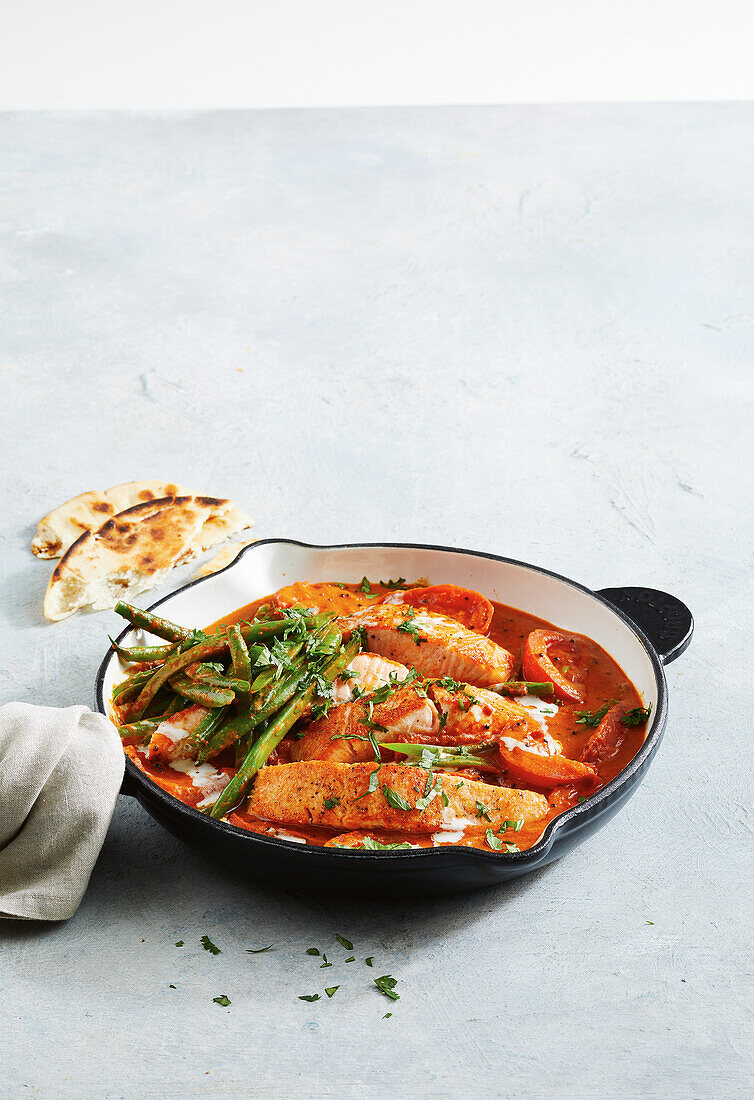 Indischer Butterlachs mit Tomaten und grünen Bohnen