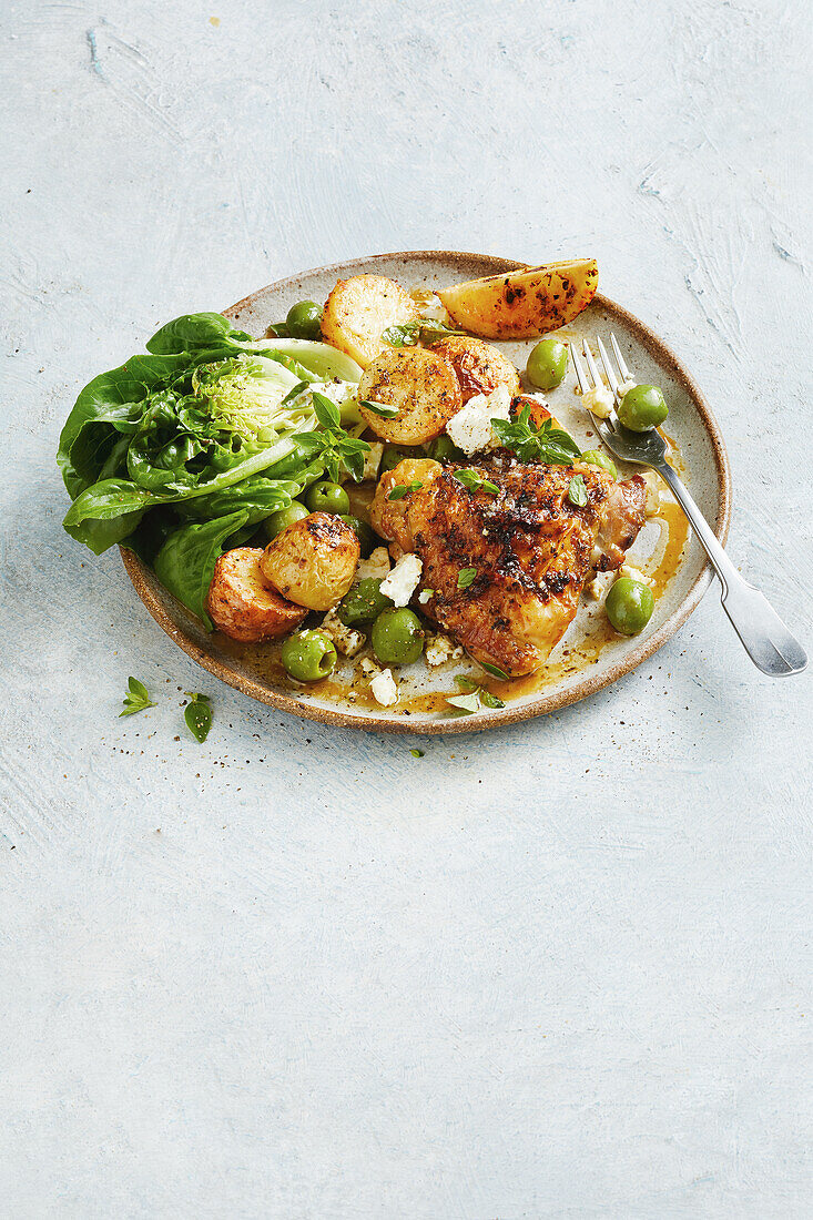 Mediterraner Hähnchen-Blechauflauf mit Kartoffeln und Oliven