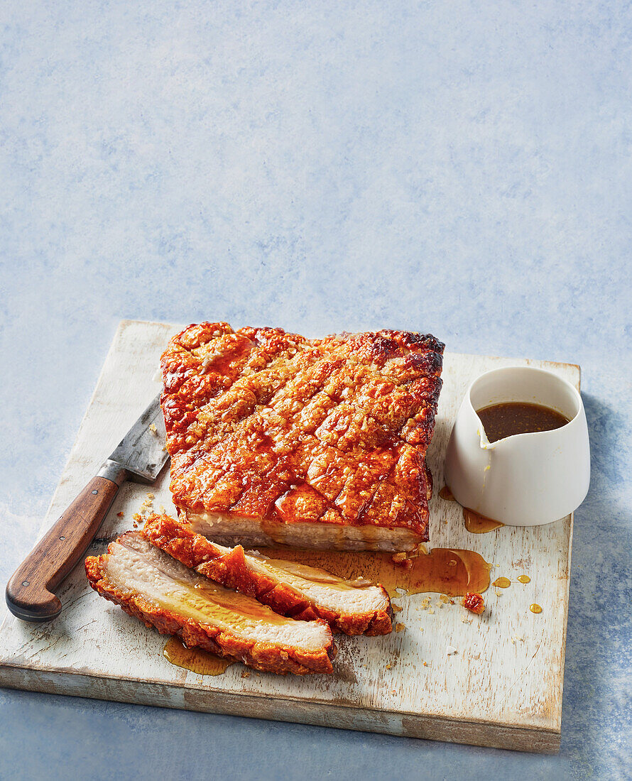 Glasierter Schweinebauch mit Bratensauce