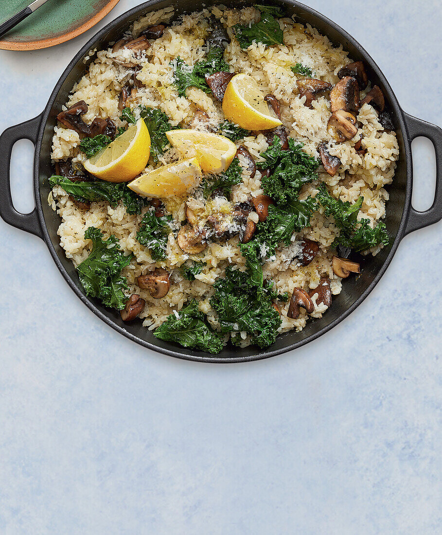 Gebackenes Grünkohl-Kräuter-Risotto mit Pilzen