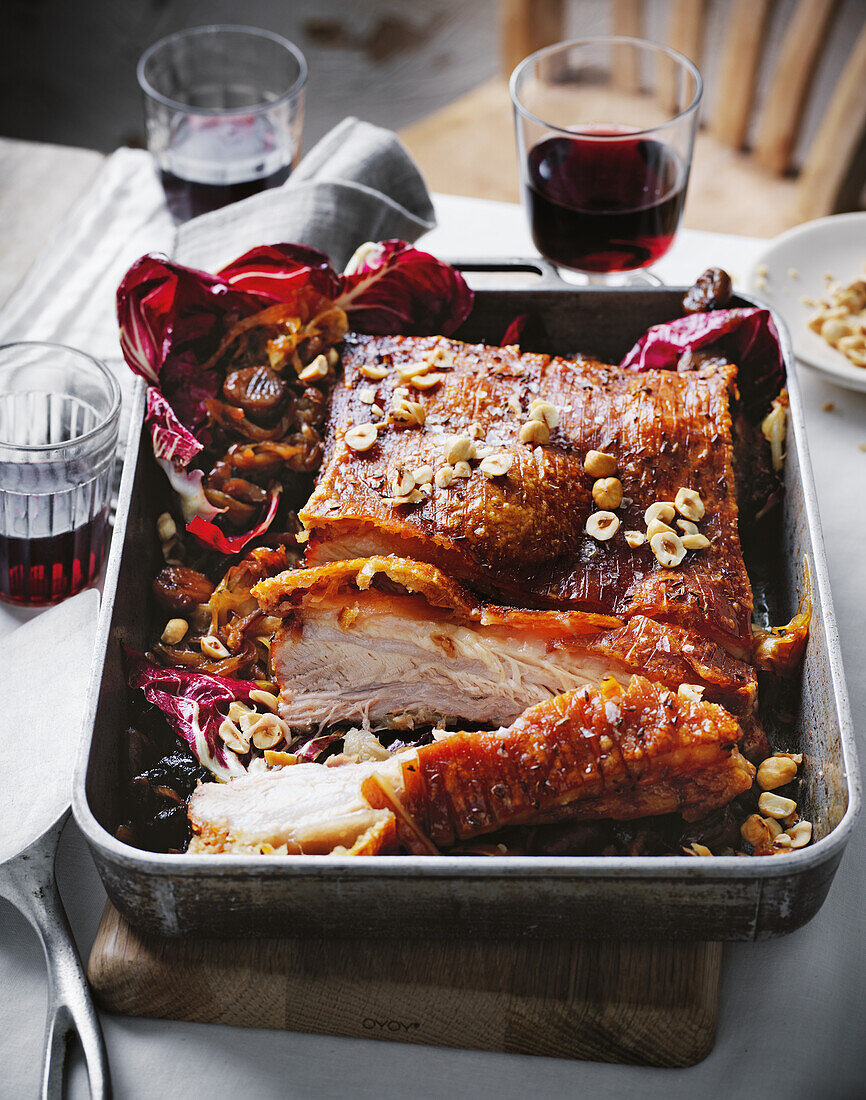 Langsam gebratener Schweinebauch mit Kastanien und Radicchio