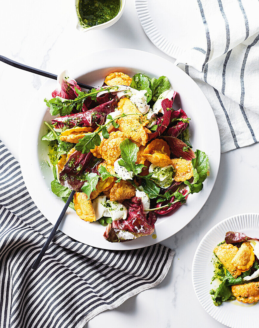 Radicchio-Rucola-Salat mit frittiertem Kürbis