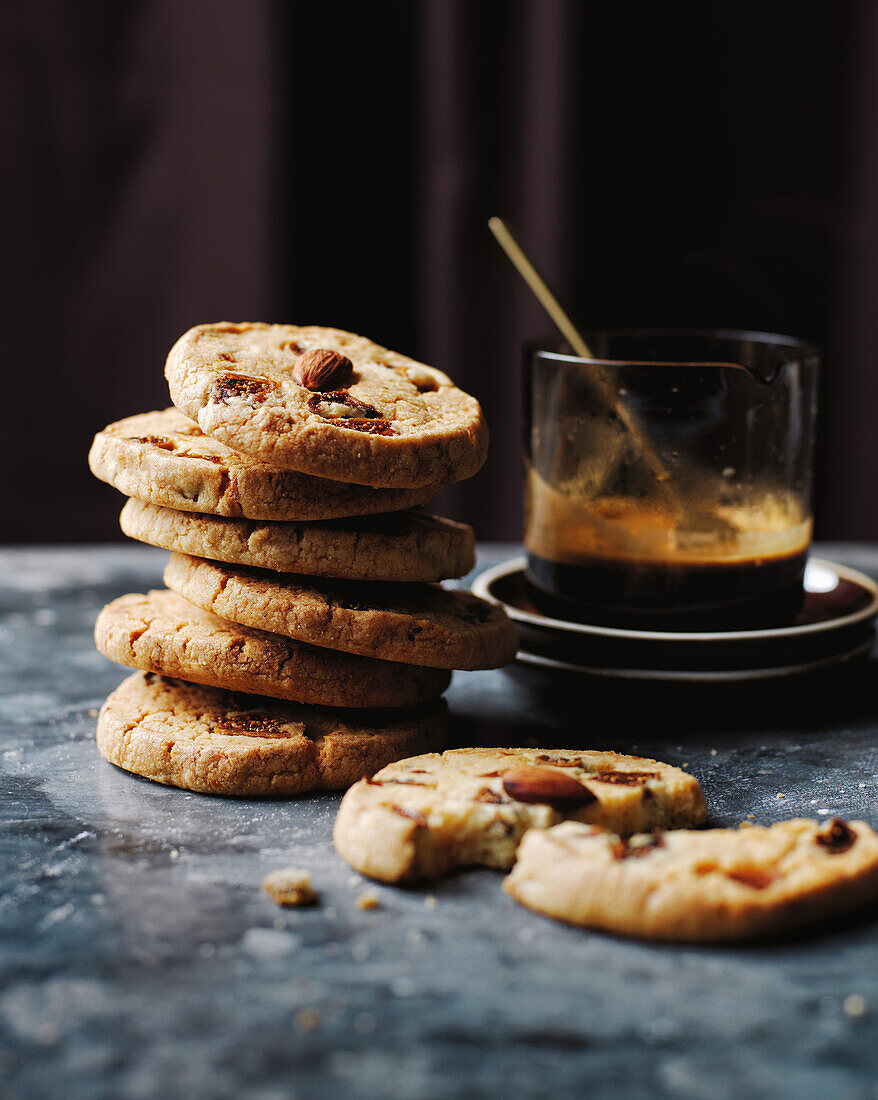 Biscottini with dried figs and almonds