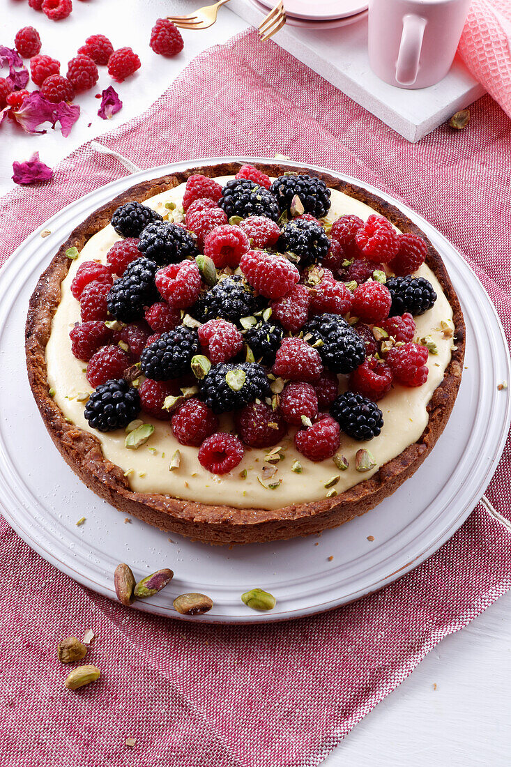 Beeren-Tarte mit Vanillecreme und Pistazien