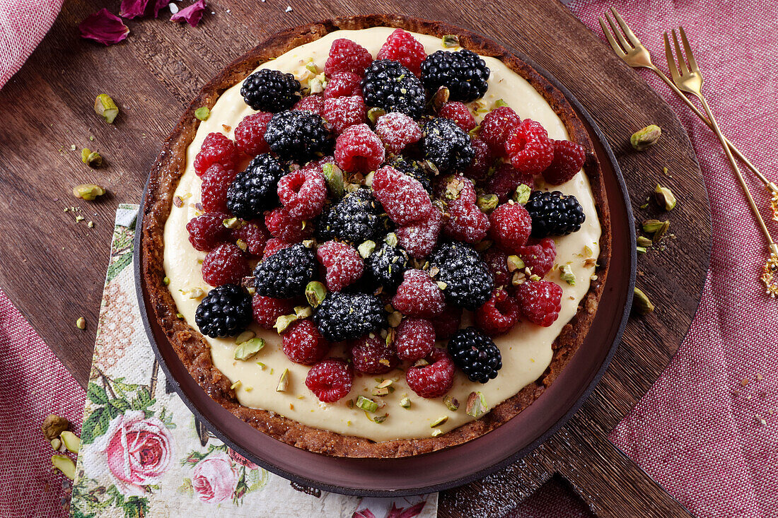 Vanillecreme-Tarte mit Himbeeren und Brombeeren