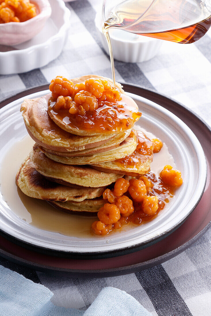 Pancakes mit Moltebeeren und Ahornsirup