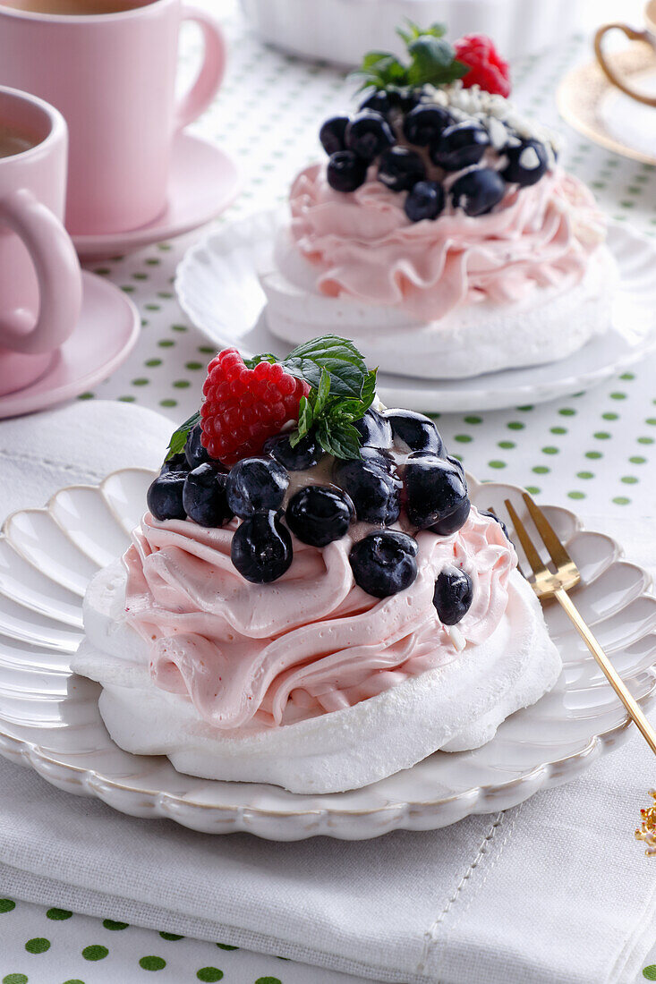 Baiser-Törtchen mit Sommerbeeren und Sahne