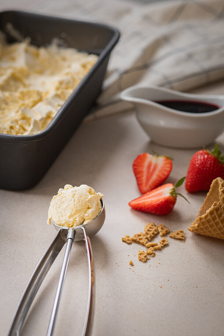 Selbstgemachtes Vanilleeis mit frischen Erdbeeren