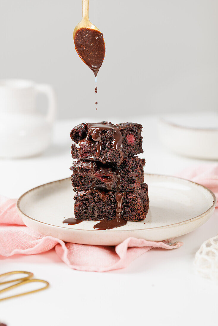 Vegane Schokoladenbrownies mit Kirschen