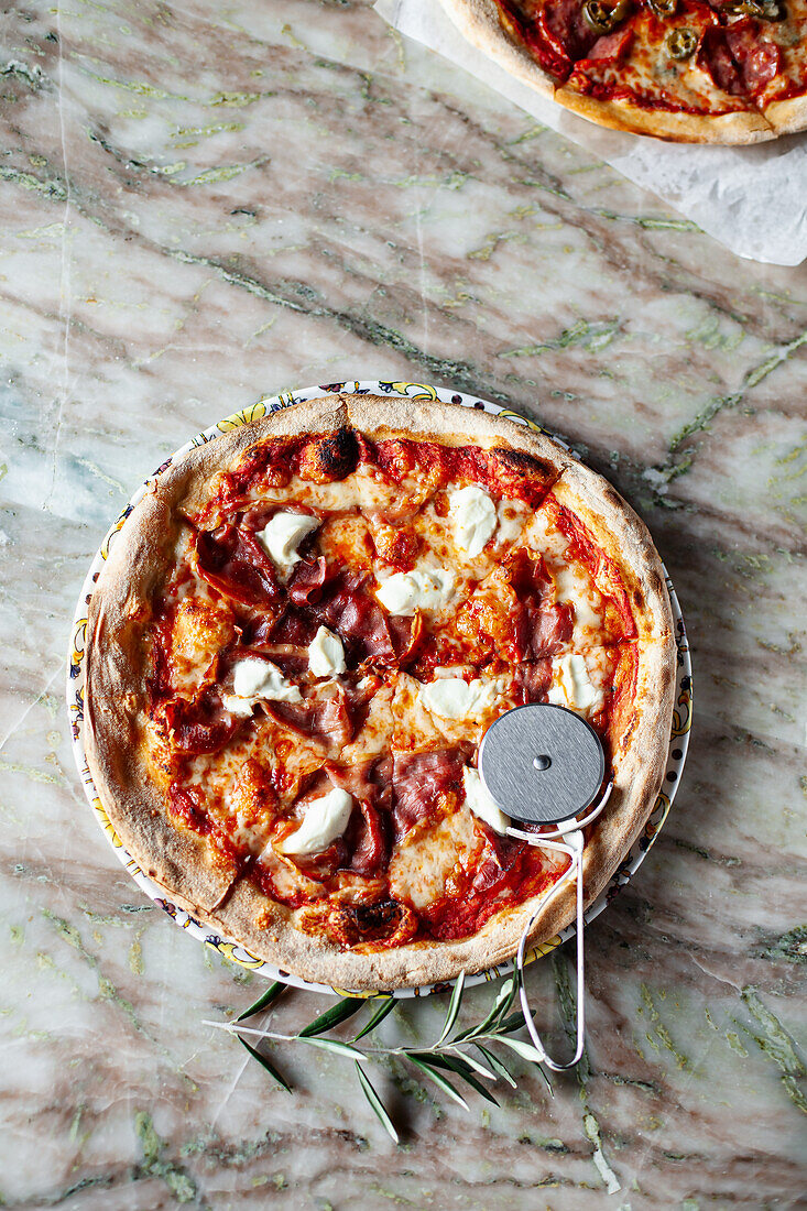 Pizza with prosciutto and mozzarella