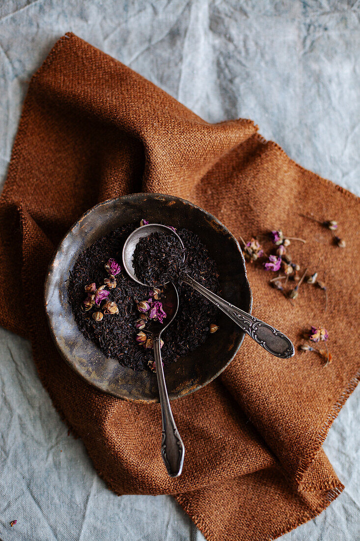 Black tea with dried rose petals