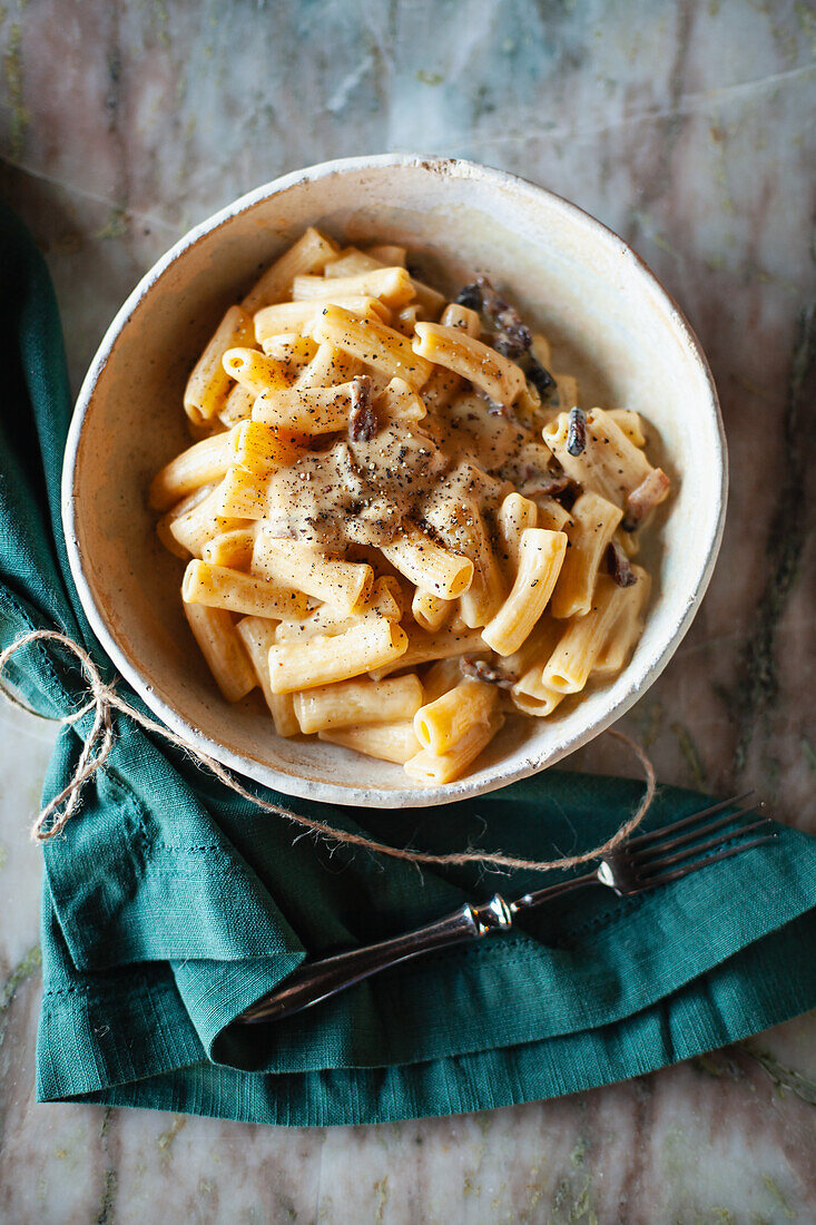 Pasta carbonara in a bowl