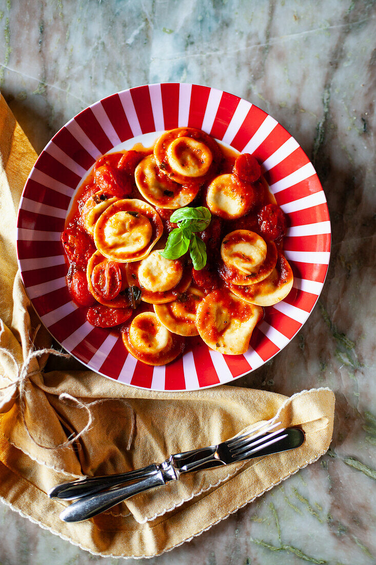 Caprese-Ravioli in Tomatensauce