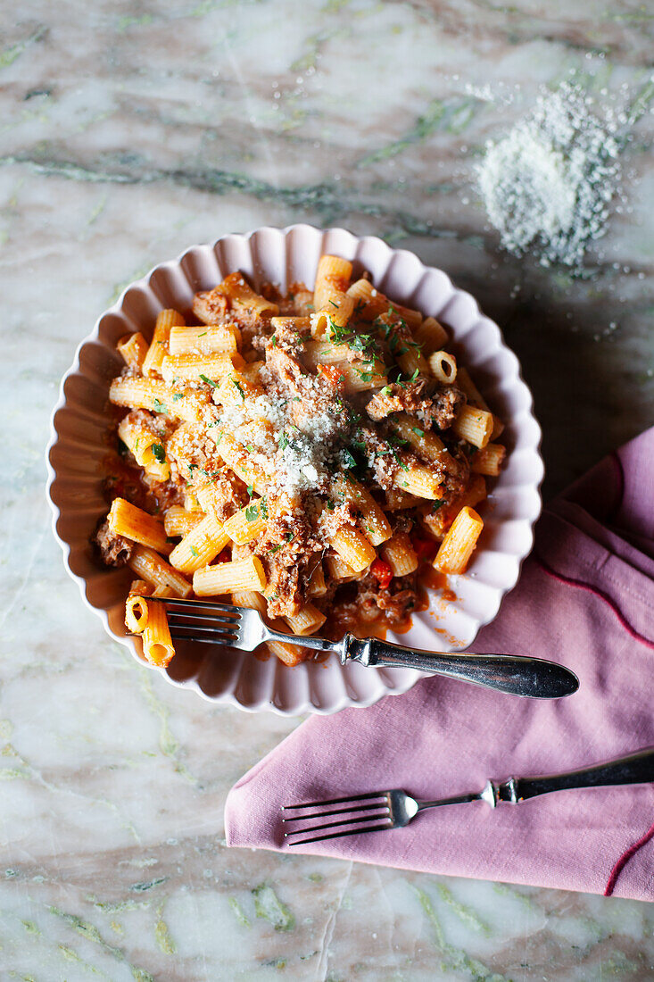 Rigatoni Bolognese mit Parmesan