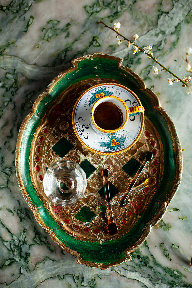 Traditionelles Kaffeeservice mit Mokka und einem Glas Wasser