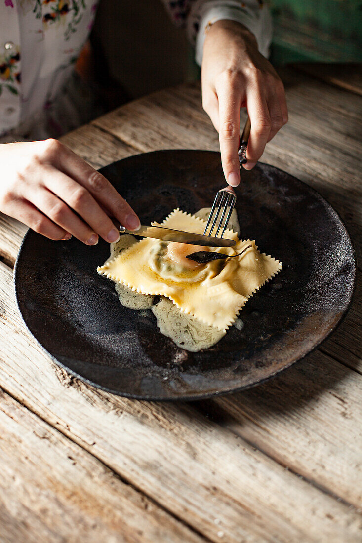 Raviolo mit Eigelb und zerlassener Butter