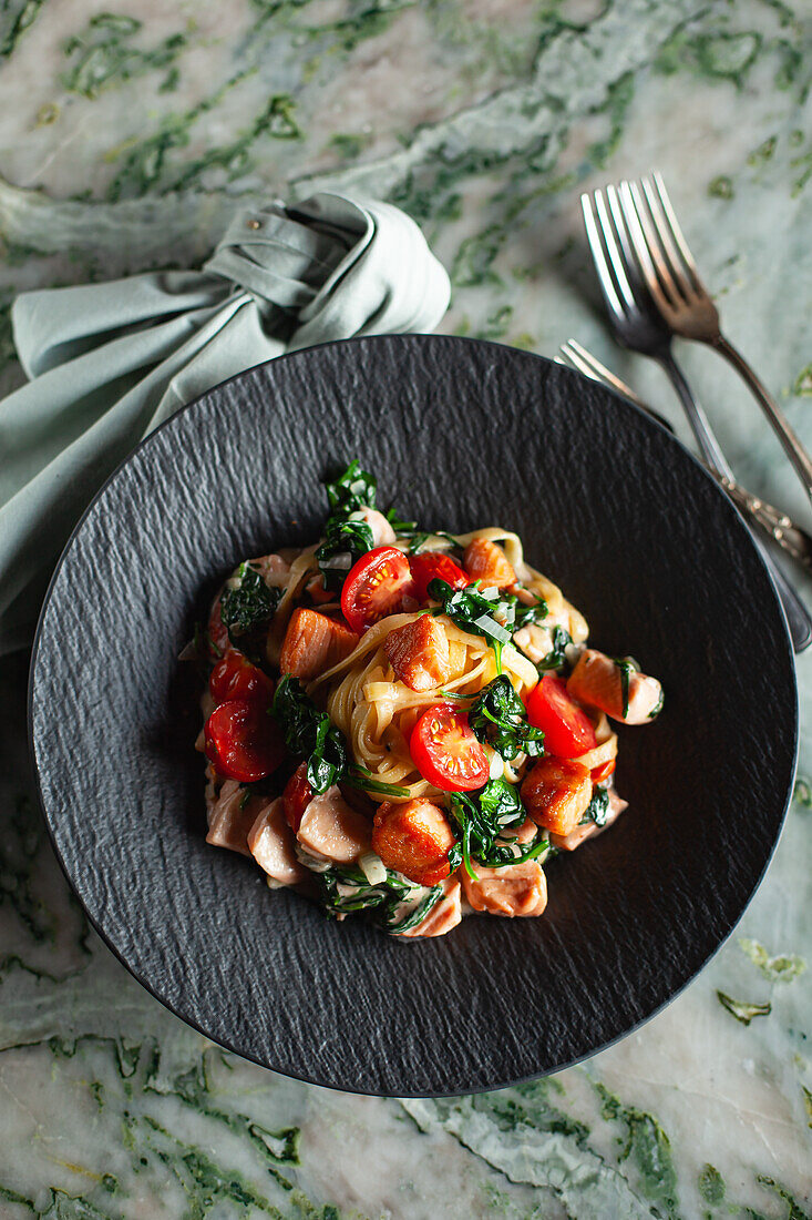 Tagliatelle mit Lachs und Kirschtomaten