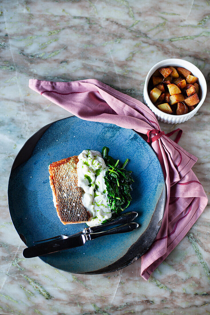 Sous vide-Lachsfilet mit Spinat, Joghurtsoße und Bratkartoffeln