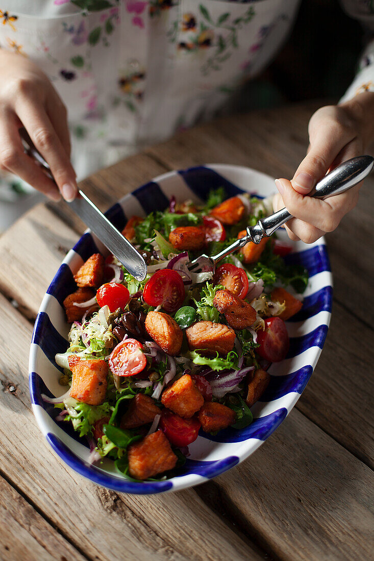 Summer salad with cherry tomatoes and fried salmon