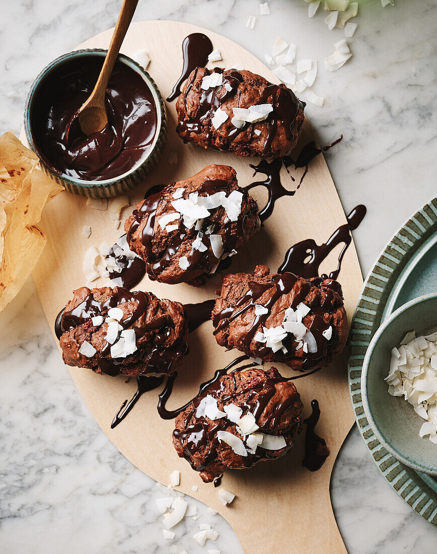 Lamington-Muffins mit Himbeeren und Schokoladensoße