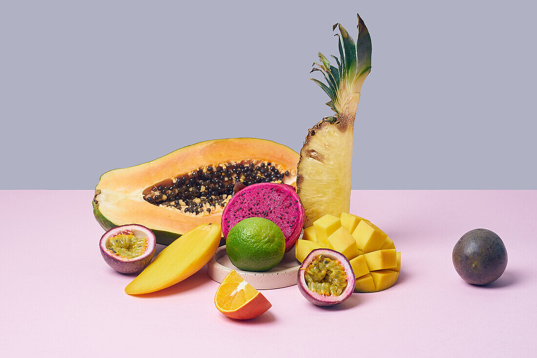 Stillleben mit tropischen Früchten wie Ananas, Papaya, Maracuja und Drachenfrucht