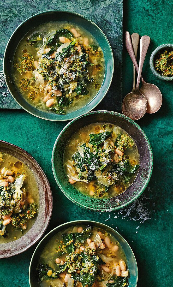 Toskanische Bohnensuppe mit Schwarzkohl-Petersilien-Pesto