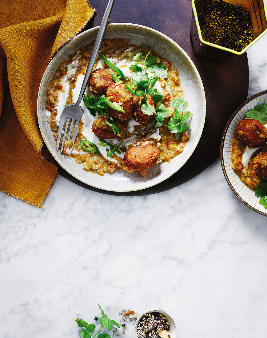 Schwarzbrot-Kofta mit Koriander-Kokos-Curry