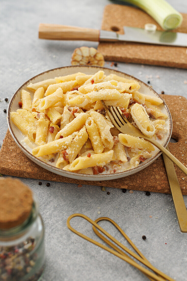 Pasta Carbonara mit Speck und Lauch