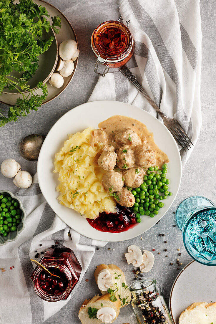 Swedish meatballs with peas, mashed potatoes and lingonberries